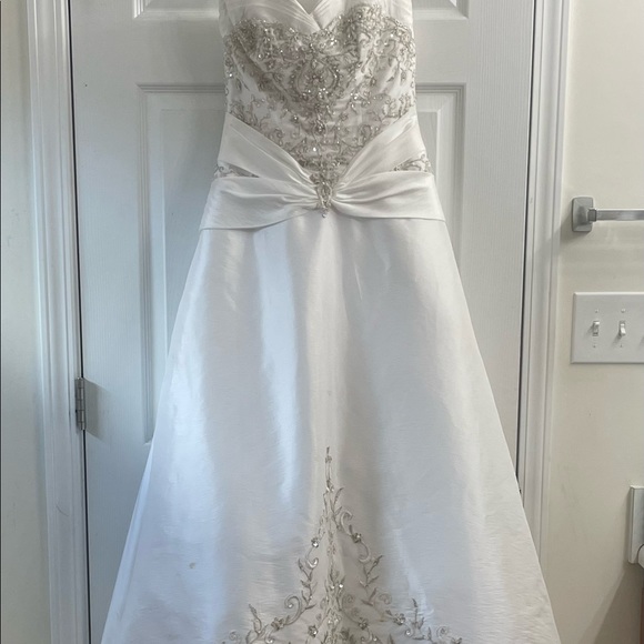 Wedding dress used with extra material, beading and detachable straps - Picture 3 of 12
